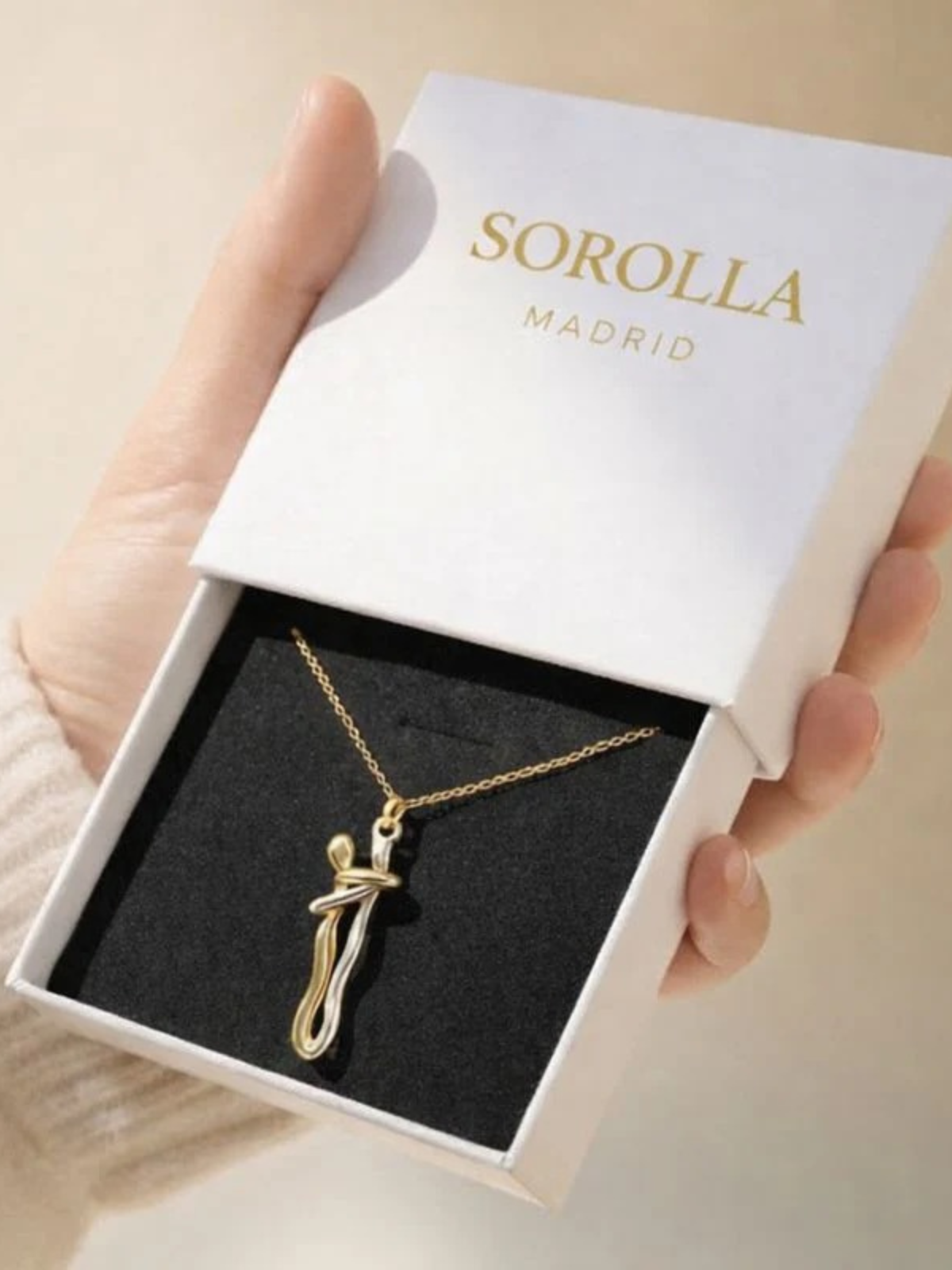 Amara | Collar El Abrazo de Amor en Oro y Plata