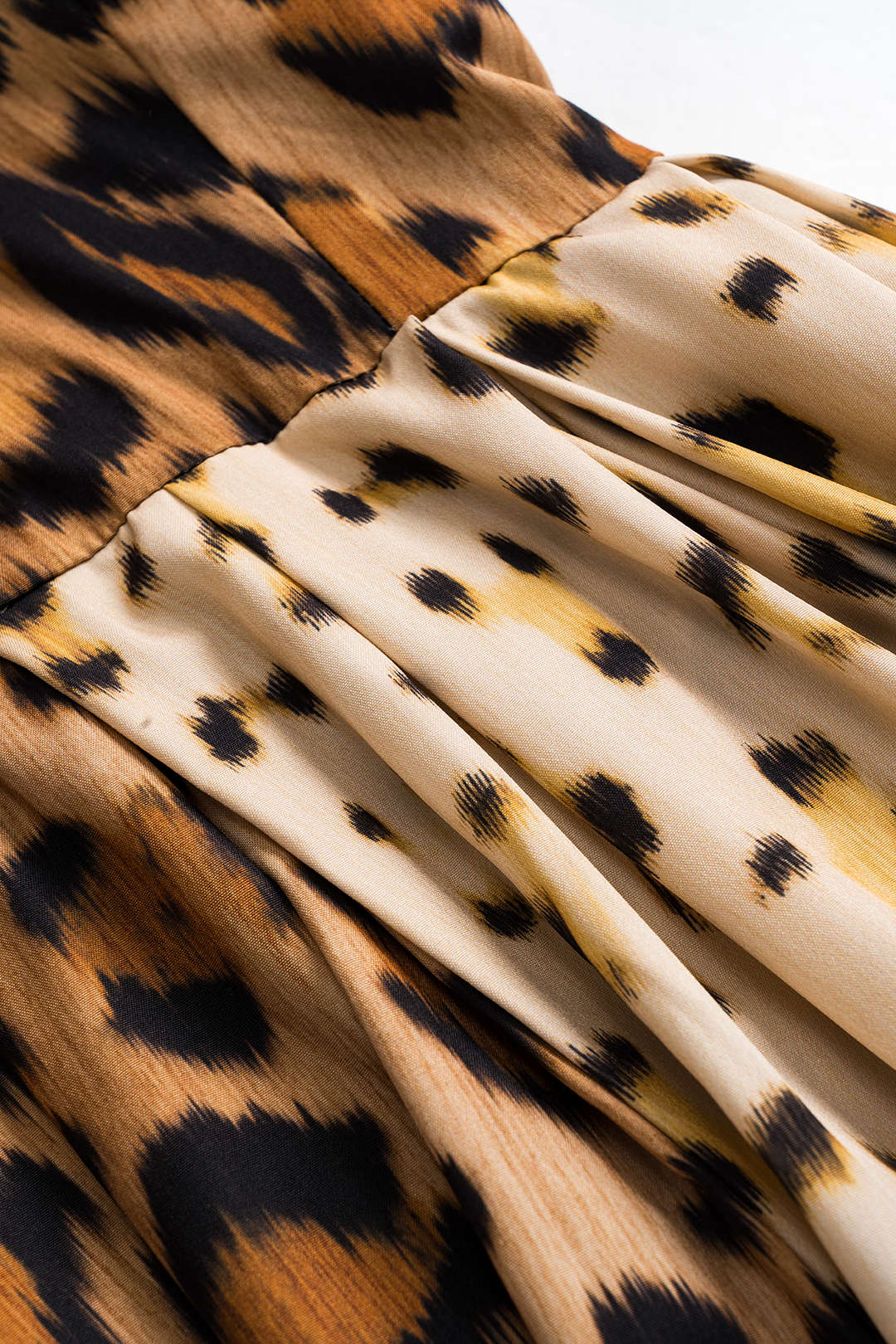 Bianca | Vestido Midi Audaz con Estampado de Leopardo