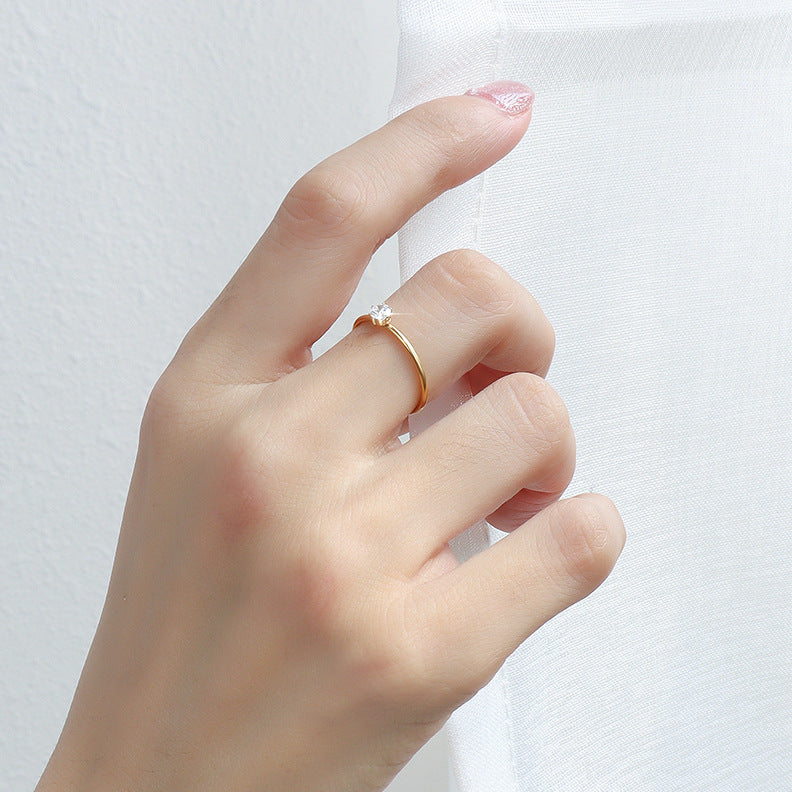 Victorine | Anillo de Elegancia Simple con Cristal