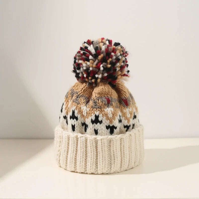 Tamara | Gorro Acogedor con Copos de Nieve y Pompón