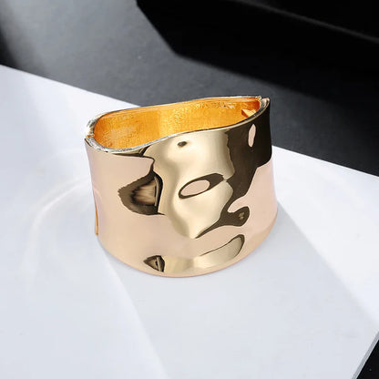 Rayna | Brazalete Chic Asimétrico de Declaración