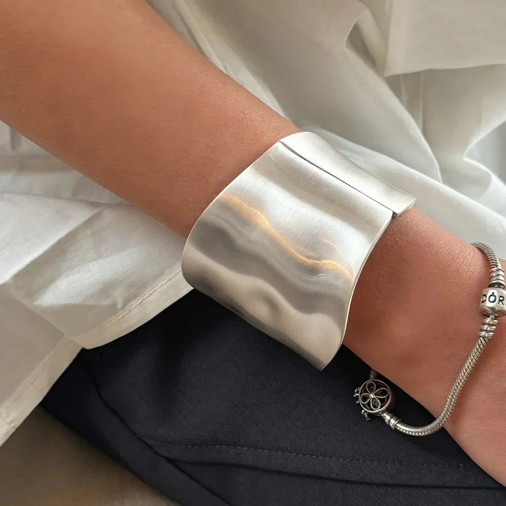 Rayna | Brazalete Chic Asimétrico de Declaración