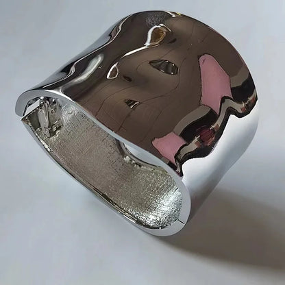 Rayna | Brazalete Chic Asimétrico de Declaración