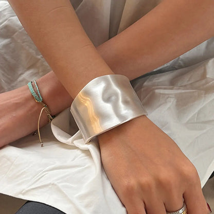 Rayna | Brazalete Chic Asimétrico de Declaración