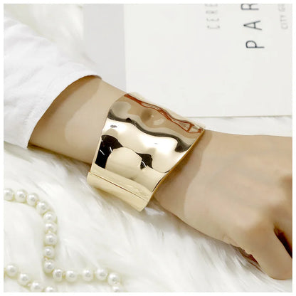 Rayna | Brazalete Chic Asimétrico de Declaración