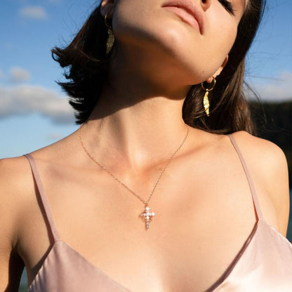 Clarisse | Collar Clásico con Cruz y Corona